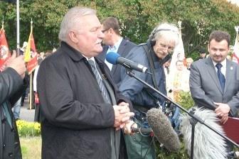 Przemówienie mężczyzny podczas uroczystości 800-lecia Żukowa, z parasolem i mikrofonem.