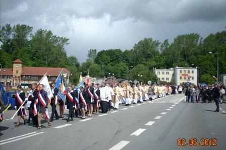 Uroczysty pochód ludzi w różnych strojach ulicą podczas obchodów 800-lecia Żukowa.