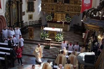 Uczestnicy obchodów 800-lecia Żukowa, w tle rozmyte elementy sceniczne.