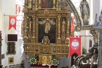 Bogato zdobiony ołtarz główny w zabytkowym kościele w Żukowie.