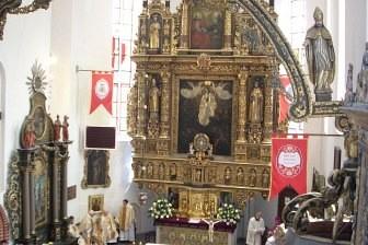 Makietę zabytkowego budynku sakralnego z figurami podczas obchodów w Żukowie.