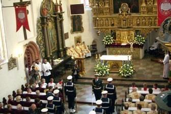 Ludzie w zabytkowym wnętrzu, prawdopodobnie kościele, podczas obchodów 800-lecia.