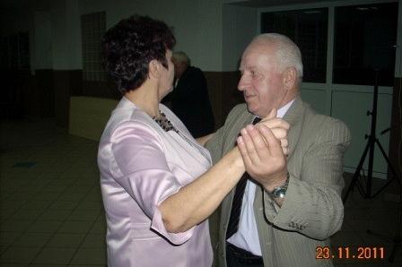 Kobieta i mężczyzna tańczą ze sobą na Andrzejkach 23 listopada 2011 roku.