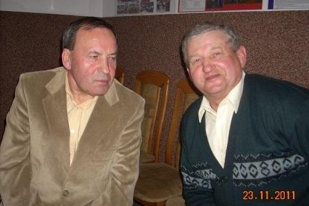 Dwaj mężczyźni na pamiątkowym zdjęciu z Zabawy Andrzejkowej 23 listopada 2011.