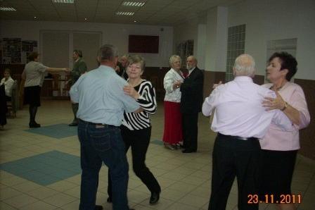 Uczestnicy tańczą radośnie w parach na parkiecie podczas Zabawy Andrzejkowej 2011.