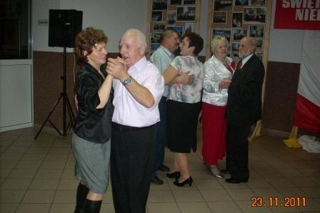 Seniorzy tańczą i bawią się na Andrzejkach 2011.
