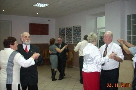 Uczestnicy bawią się tańcząc na Andrzejkowej zabawie.