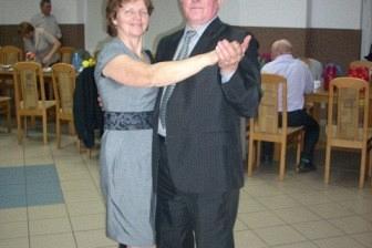 Uśmiechnięta para w eleganckich strojach tańczy na zabawie andrzejkowej 23 listopada 2011 r.