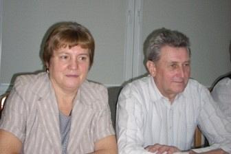 Dwoje ludzi, kobieta i mężczyzna, siedzi przy stole na uroczystości andrzejkowej 2011.
