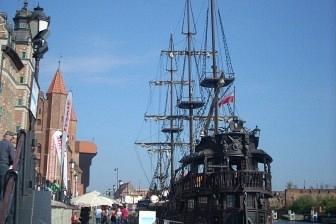 Żaglowiec zacumowany w Gdańsku, widok z nabrzeża w słoneczny dzień wycieczki.