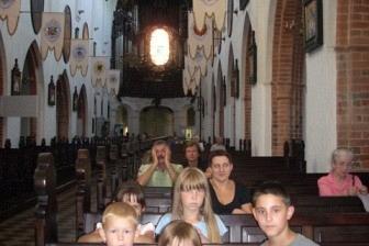 Dzieci na wycieczce krajoznawczej w zabytkowym wnętrzu kościoła w Gdańsku.