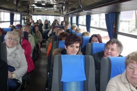 Autobus pełen ludzi jadących na Targi Ogrodnicze w Srzelinie.