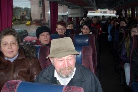 Uczestnicy Targów Ogrodniczych w Srzelinie k. Słupska zwiedzają wystawy.
