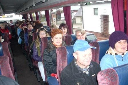 Pasażerowie autobusu w drodze na Targi Ogrodnicze w Srzelinie.