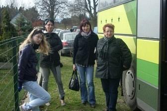 Grupa osób przy pawilonie wystawowym podczas targów ogrodniczych.