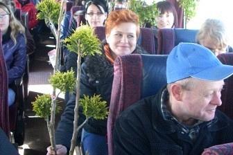 Tłum ogląda stoiska z roślinami w doniczkach na targach ogrodniczych.