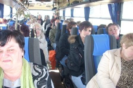 Uczestnicy Targów Ogrodniczych w Srzelinie podróżujący autobusem.