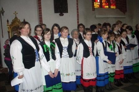 Kaszubski chór w regionalnych strojach występuje w kościele.