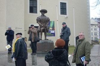 Ludzie zbierają się pod pomnikiem Wybickiego w Słupsku podczas Dnia Jedności Kaszubów.