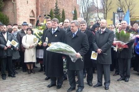 Delegacja mężczyzn z wieńcem podczas obchodów Dnia Jedności Kaszubów w Słupsku.