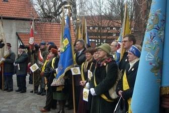 Kaszubi z flagami podczas Dnia Jedności Kaszubów w Słupsku.