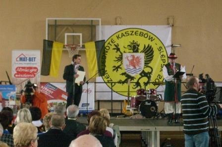 Mężczyzna przemawia na scenie podczas uroczystości Dnia Jedności Kaszubów w Słupsku.