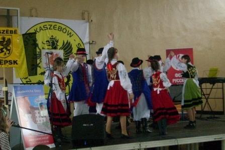 Dzieci w strojach ludowych na scenie podczas Dnia Jedności Kaszubów.