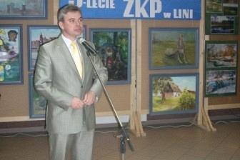 Elegancki mężczyzna w garniturze przed budynkiem, część obchodów 5-lecia ZKP O/Linia.