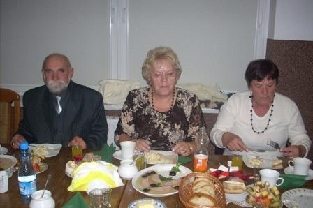 Trzy osoby przy stole podczas uroczystości 5-lecia ZKP O/Linia w 2010 r.