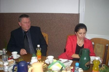 Mężczyzna i kobieta przy zastawionym stole, uczestnicy jubileuszu ZKP O/LINIA.