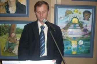Prelegent w garniturze za mównicą na 5-leciu ZKP O/LINIA.