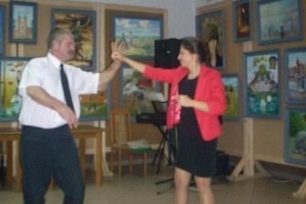Para tańczy podczas obchodów 5-lecia ZKP O/LINIA.