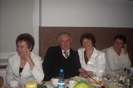 Uczestnicy obchodów 5-lecia ZKP O/LINIA siedzą przy stole podczas uroczystości.