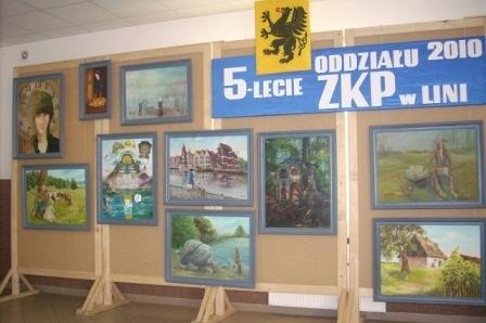 Wystawa obrazów krajobrazowych na tle baneru 5 lat ZKP Linia Wystawa 2010.