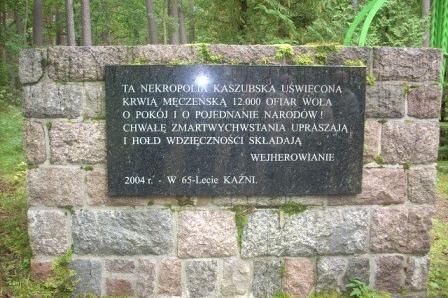 Pomnik z ciemną tablicą upamiętniającą wydarzenia historyczne Ziemi Krokowskiej.