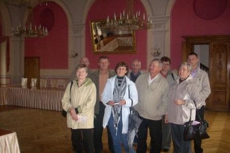 Grupa uczestników wycieczki ZKP Linia w zabytkowym wnętrzu.