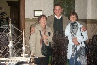 Trzech uczestników wycieczki ZKP Linia pozuje w zabytkowym wnętrzu.