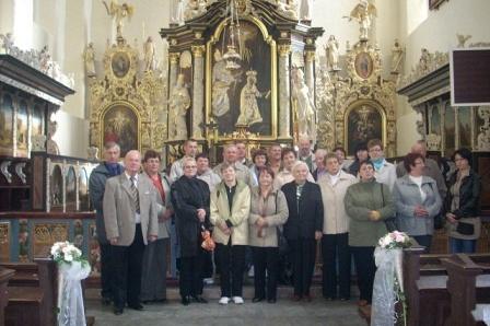 Członkowie ZKP Linia na wycieczce pozują w zabytkowym kościele przed ołtarzem.