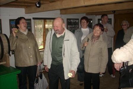 Grupa osób z wycieczki ZKP o/Linia rozmawia wewnątrz budynku.