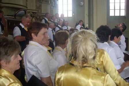 Ludzie na uroczystości odsłonięcia pomnika Świętopełka w Gdańsku.