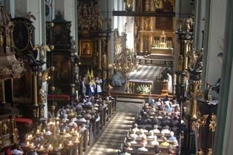 Uroczyste zgromadzenie w gdańskim kościele, zapewne związane z odsłonięciem pomnika.