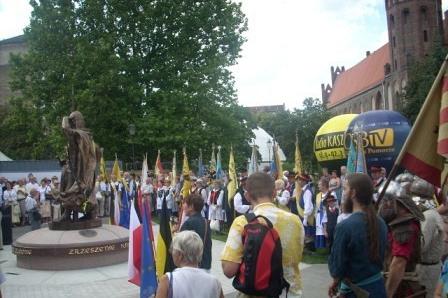 Odsłonięcie pomnika Świętopełka w Gdańsku z widocznym tłumem i ozdobnymi flagami.