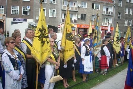 Ludzie z żółtymi flagami podczas uroczystości odsłonięcia pomnika Świętopełka w Gdańsku.