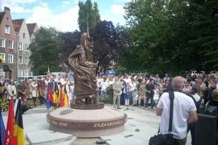 Tłum ludzi wokół pomnika Świętopełka w Gdańsku podczas uroczystości odsłonięcia.