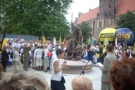 Uroczyste odsłonięcie pomnika Świętopełka w Gdańsku, wokół zgromadzeni ludzie.