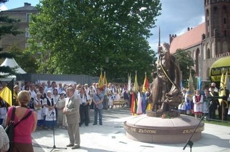 Tłum ludzi zgromadzony na uroczystości odsłonięcia pomnika Świętopełka w Gdańsku.