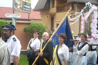 Uczestnicy procesji z flagą podczas odpustu w Sianowie.