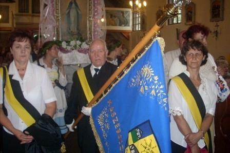 Poczet sztandarowy z niebieskim sztandarem w kościele podczas odpustu w Sianowie.