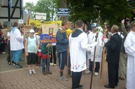Procesja religijna z duchownymi i wiernymi podczas odpustu w Sianowie.