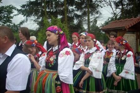 Kobiety w tradycyjnych strojach ludowych podczas odpustu w Sianowie.